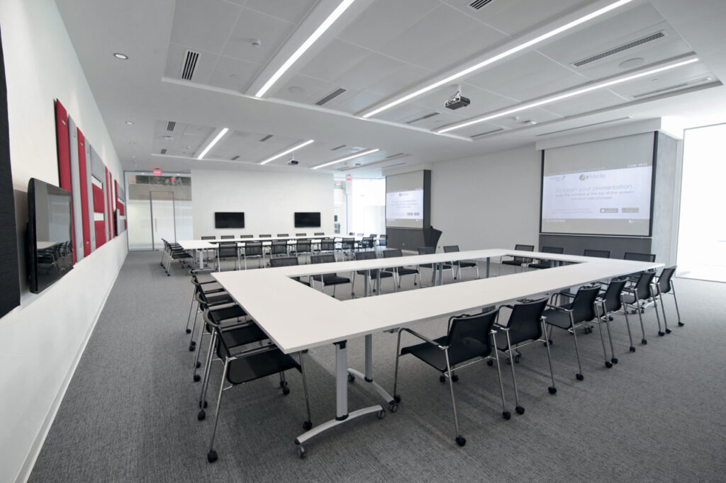 qué debe tener una sala de conferencias