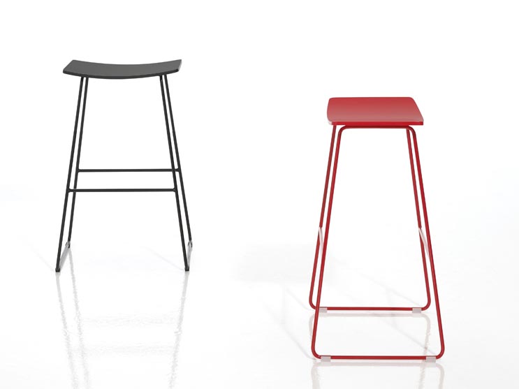 espacio de oficina con taburetes