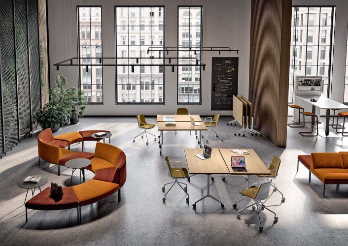 mesas plegables con ruedas en la oficina