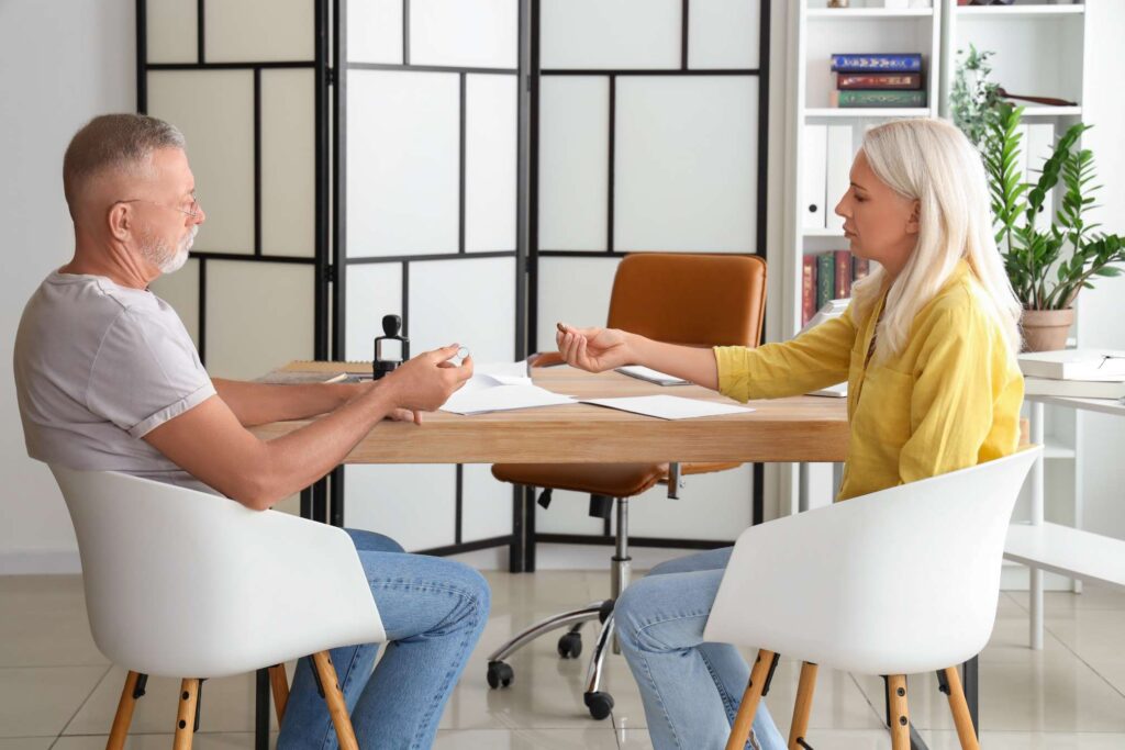 Biombos acusticos insonofizando una reunión