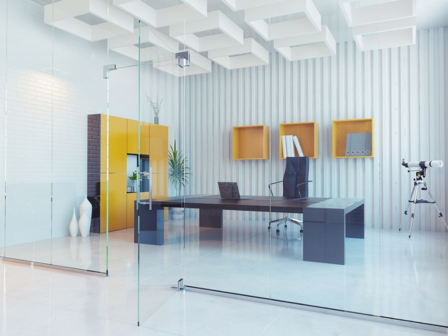 Oficina con mampara de cristal separadora