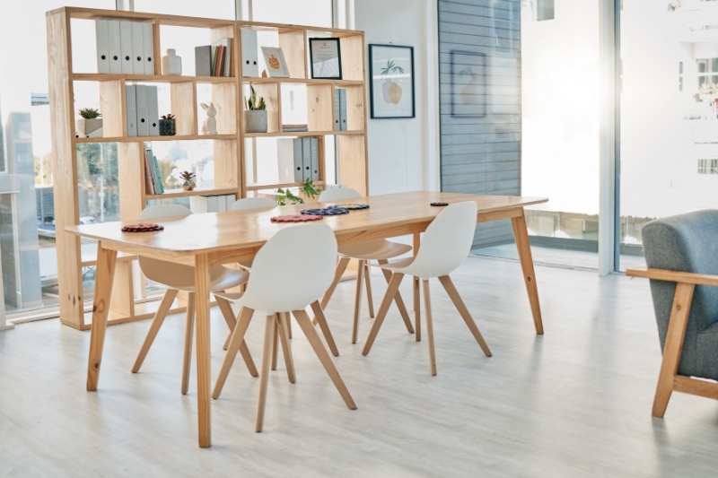 Qué mobiliario necesita una sala de reuniones