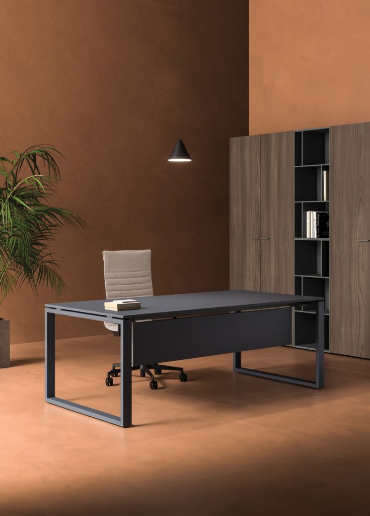 ¡Descubre las funcionalidades de un escritorio con estantería!