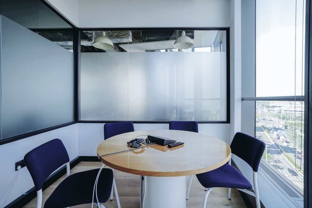 distribución de oficina en salas pequeñas